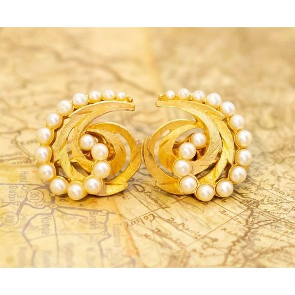 Vintage Pearled Spiral Clip On Earrings by Crown Trifari i29 - Picture 1 of 3